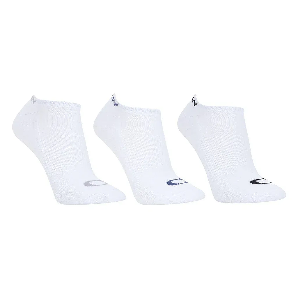 Kit com três pares de meias esportivas Oakley cano baixo na cor branca com logos em cinza, azul e preto